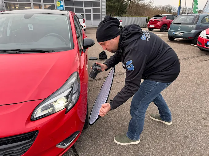 GUTWERT Kfz-Gutachter bei der Arbeit